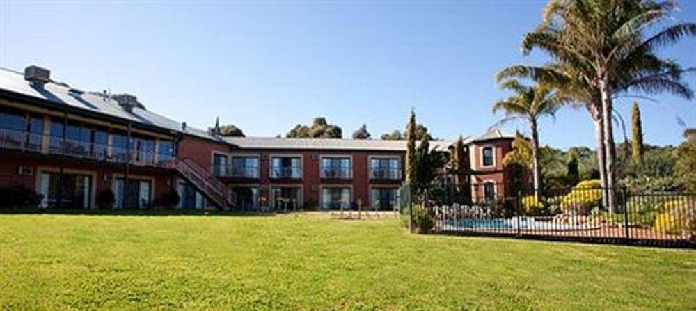 Clare Country Club Hotel Buitenkant foto