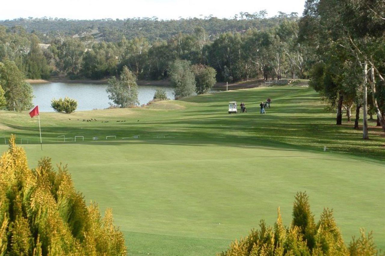 Clare Country Club Hotel Buitenkant foto
