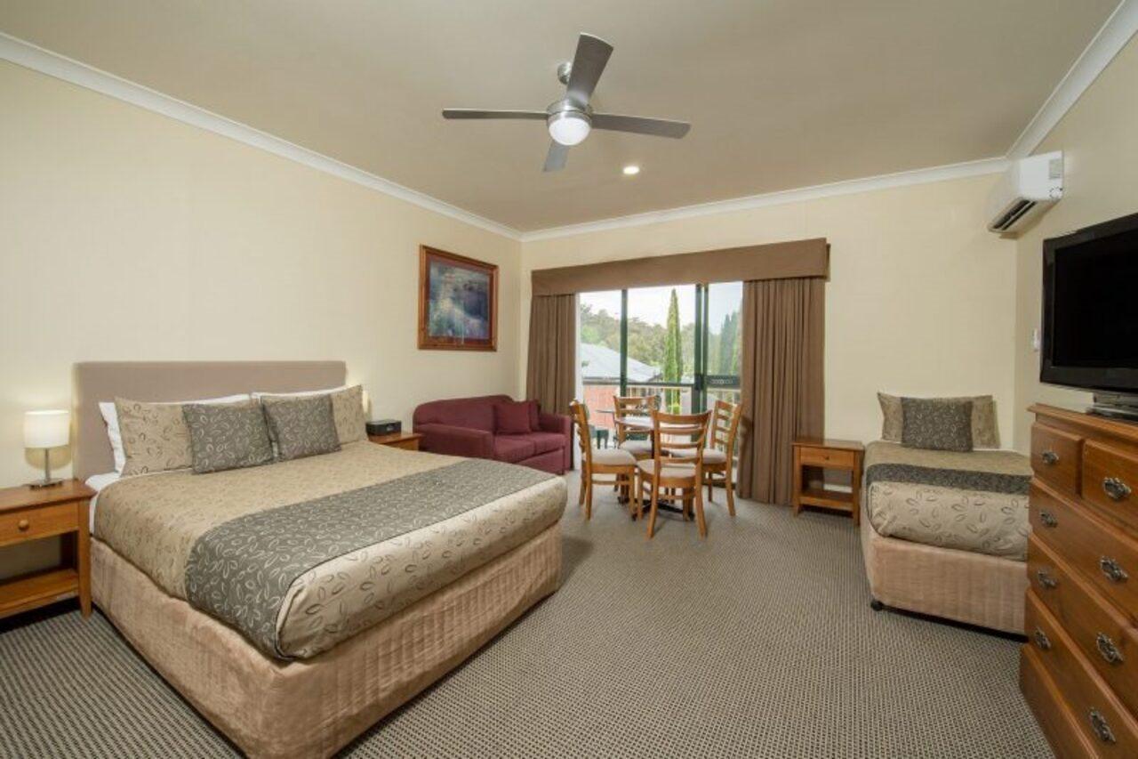 Clare Country Club Hotel Buitenkant foto