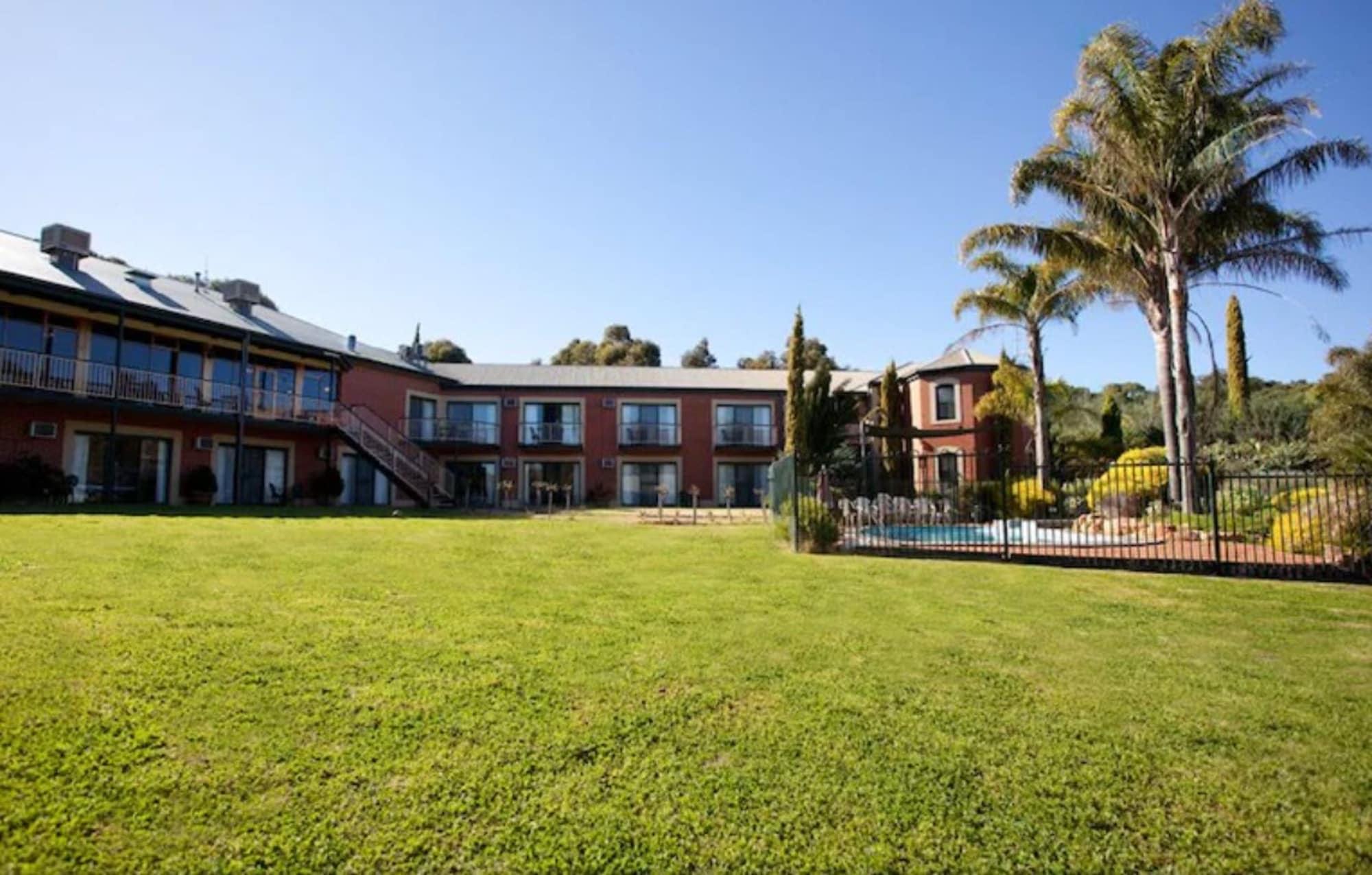 Clare Country Club Hotel Buitenkant foto