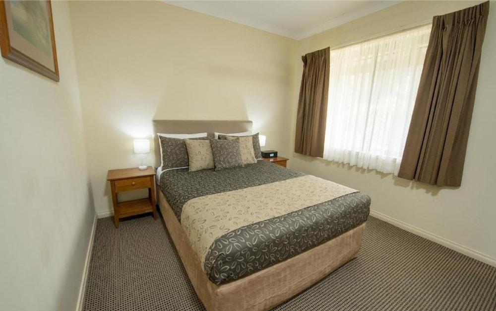 Clare Country Club Hotel Buitenkant foto