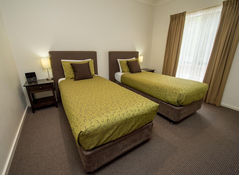 Clare Country Club Hotel Buitenkant foto