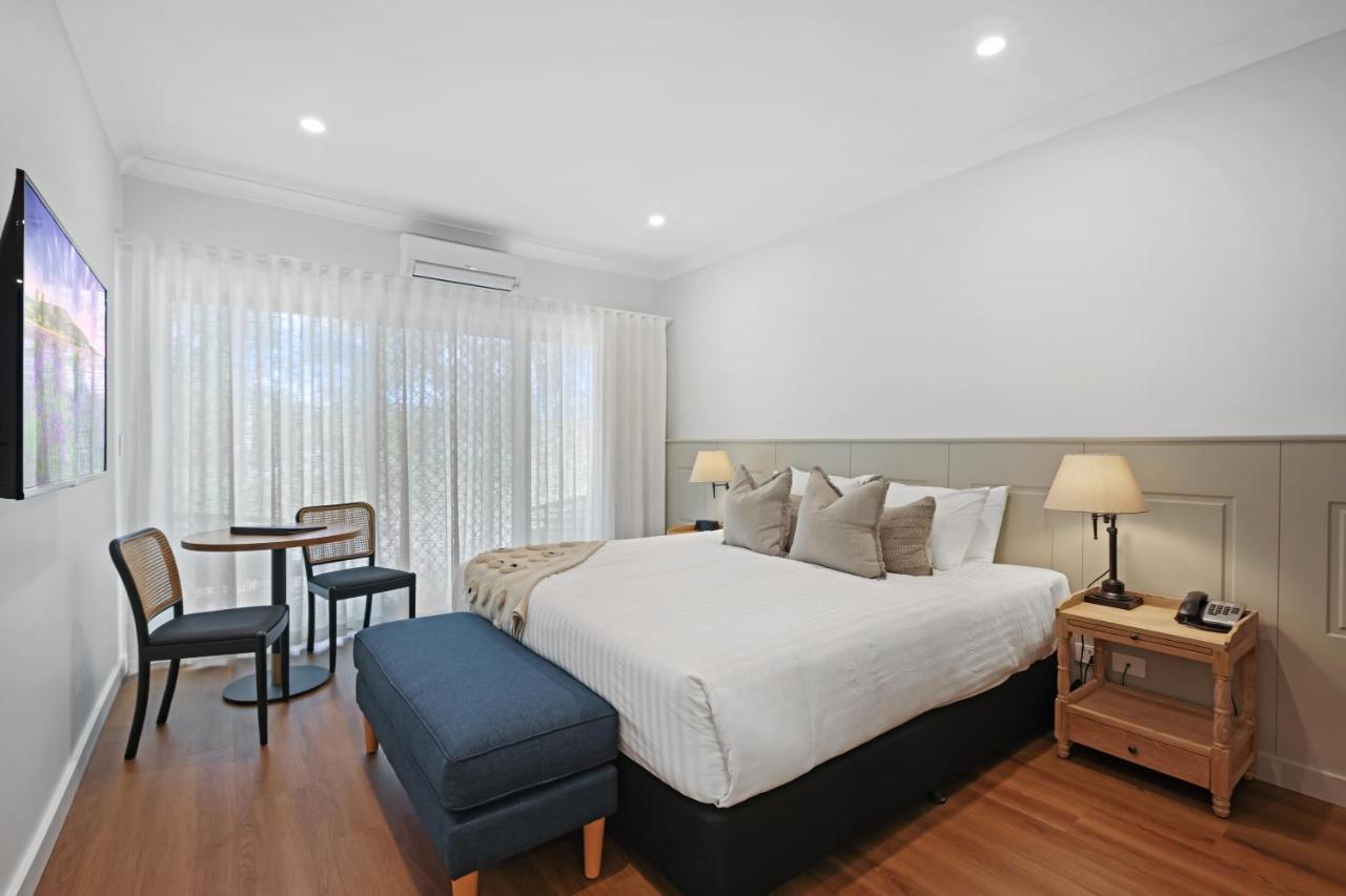 Clare Country Club Hotel Buitenkant foto