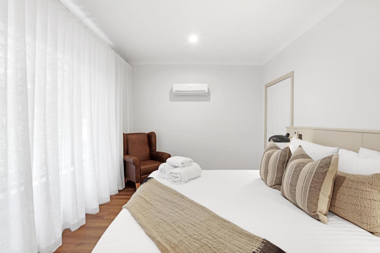 Clare Country Club Hotel Buitenkant foto
