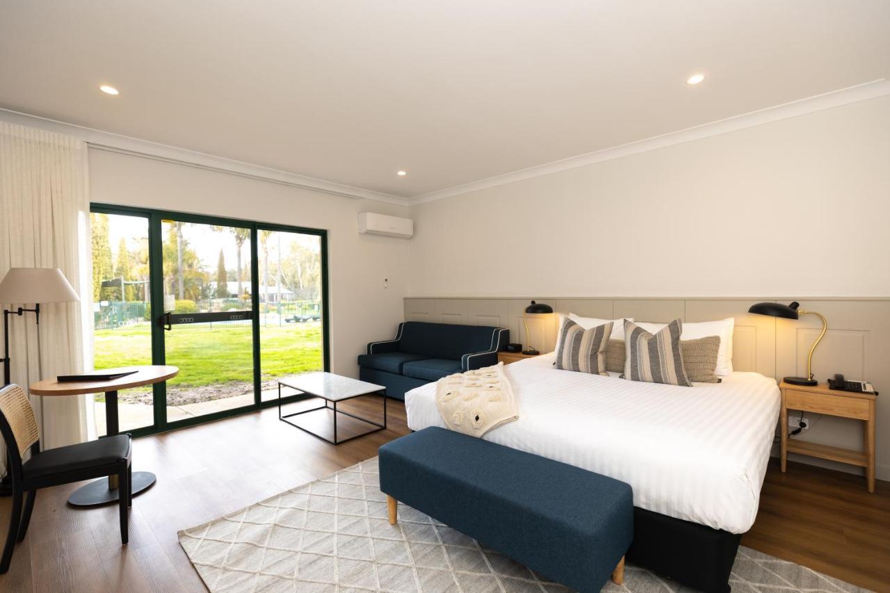Clare Country Club Hotel Buitenkant foto