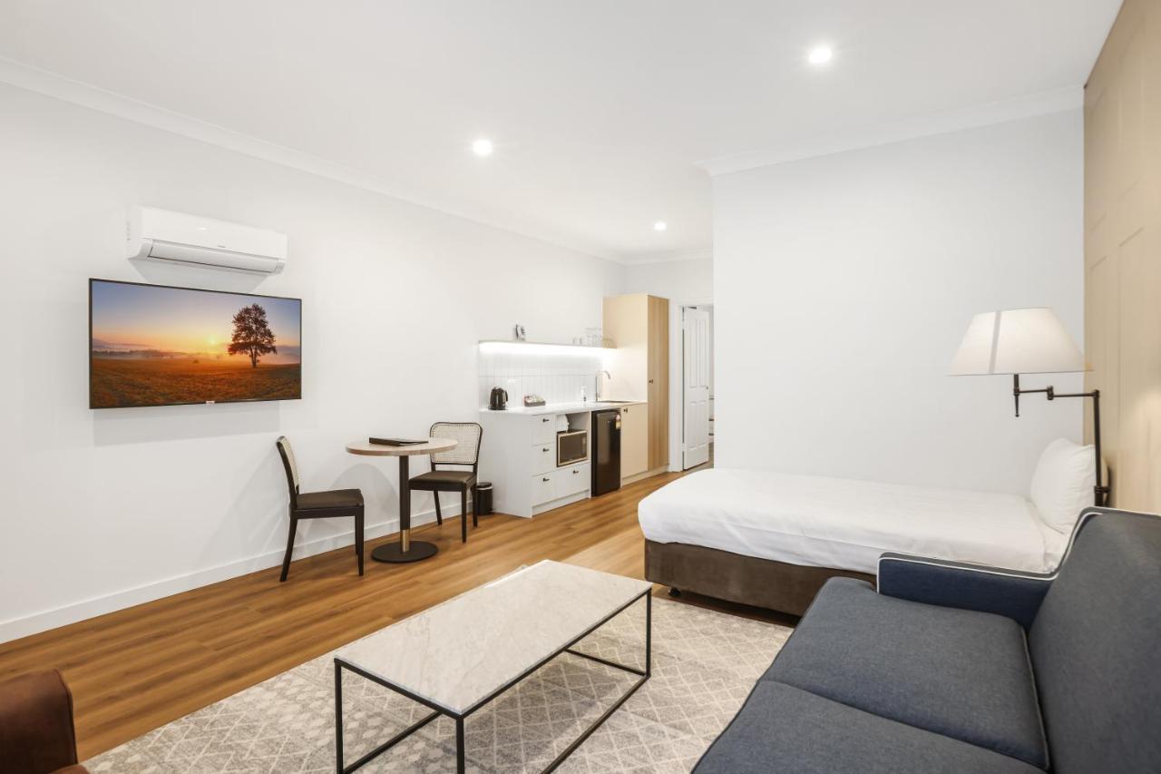 Clare Country Club Hotel Buitenkant foto