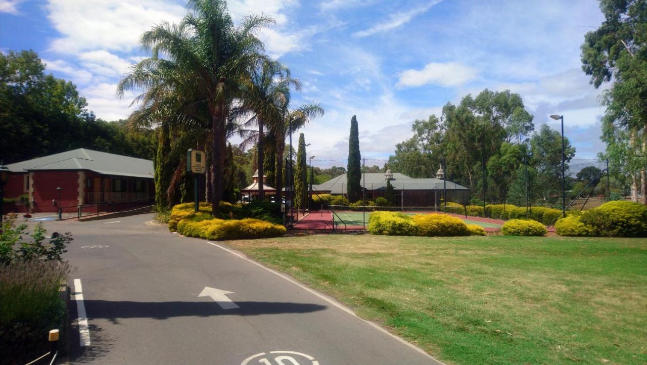 Clare Country Club Hotel Buitenkant foto