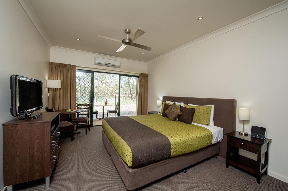 Clare Country Club Hotel Buitenkant foto