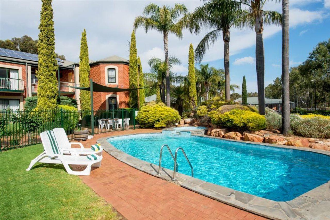 Clare Country Club Hotel Buitenkant foto