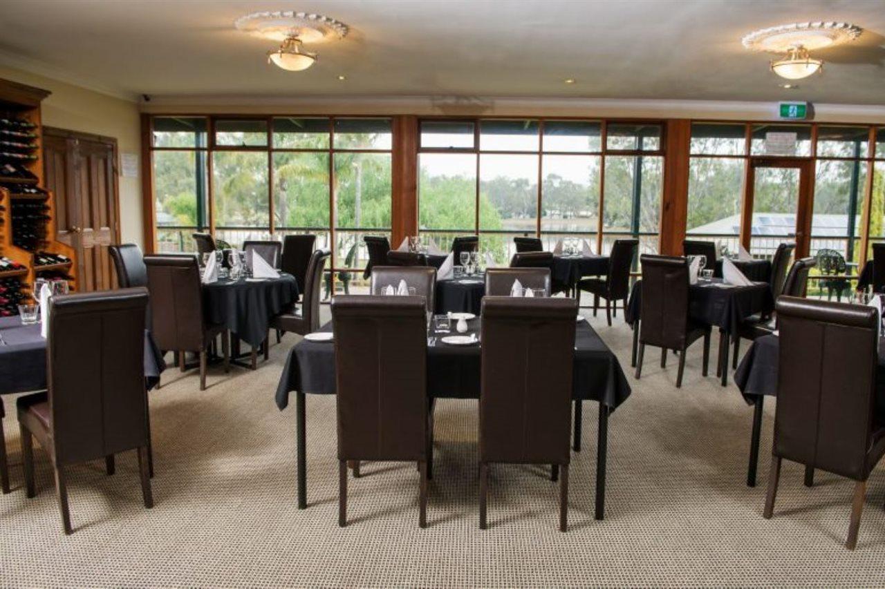 Clare Country Club Hotel Buitenkant foto