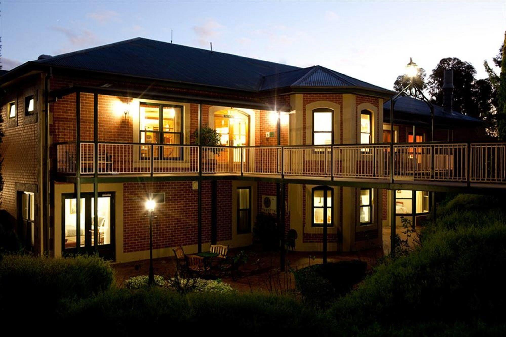 Clare Country Club Hotel Buitenkant foto