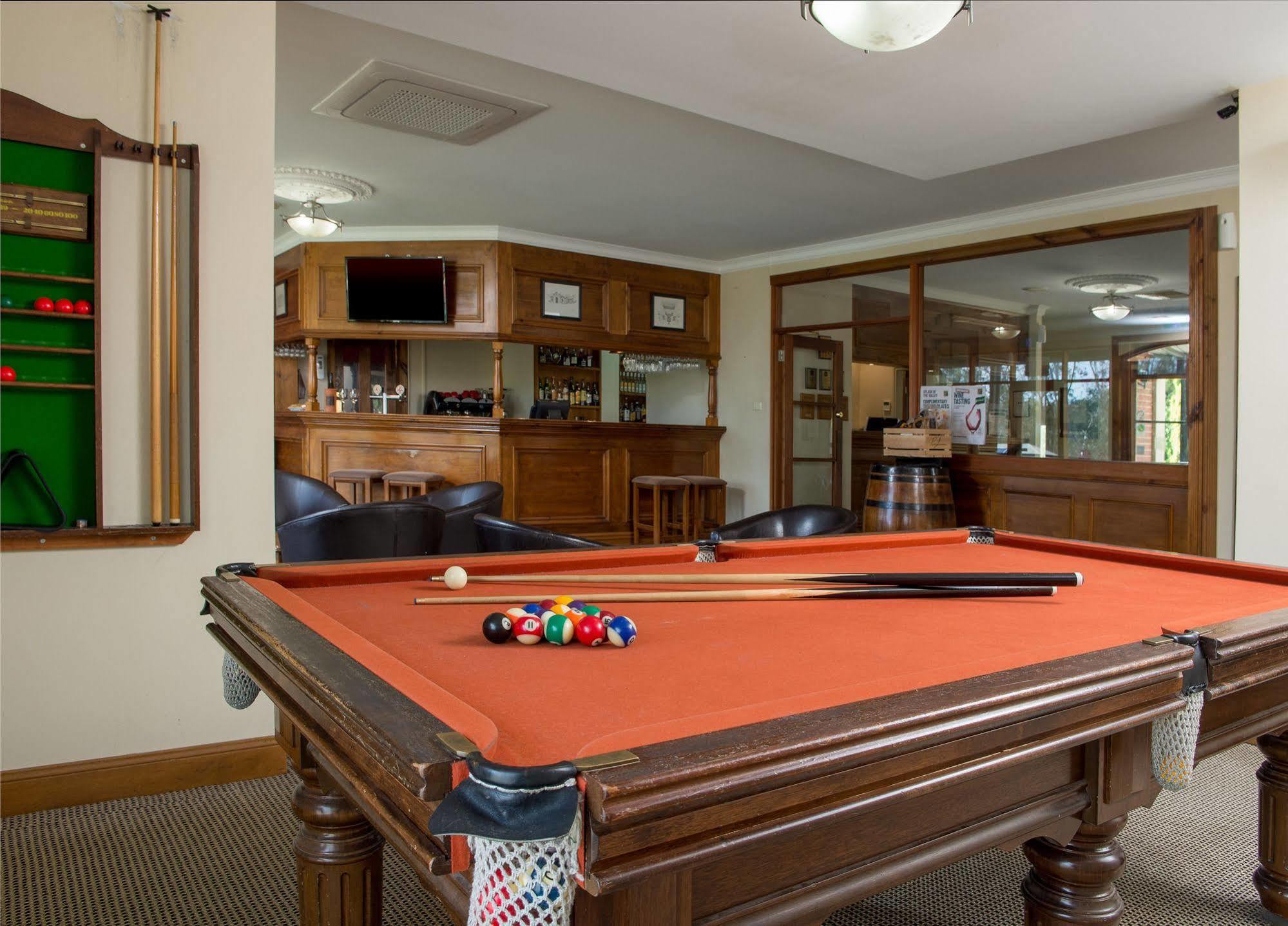 Clare Country Club Hotel Buitenkant foto