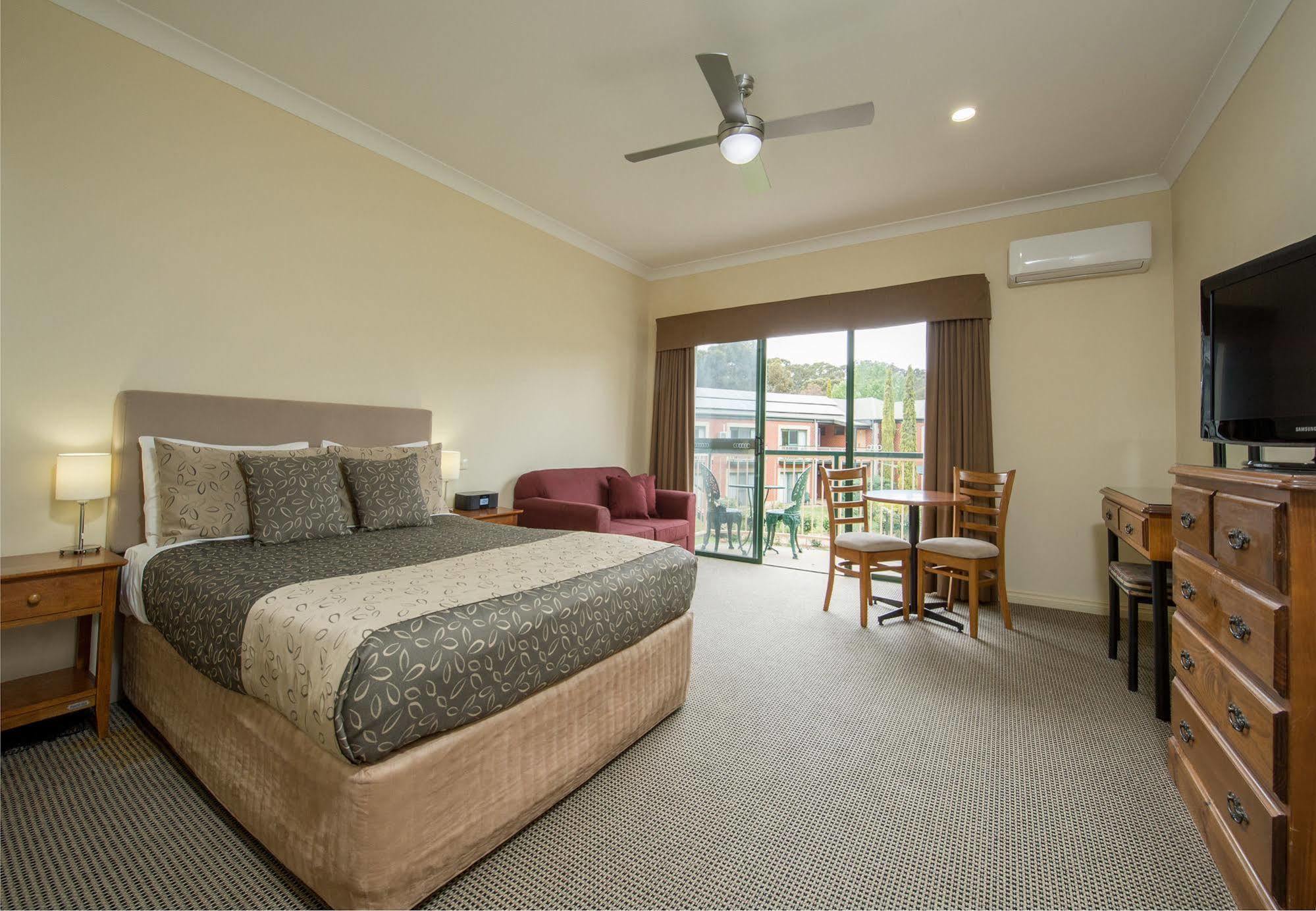 Clare Country Club Hotel Buitenkant foto