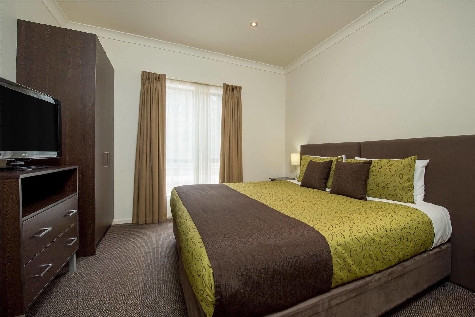 Clare Country Club Hotel Buitenkant foto