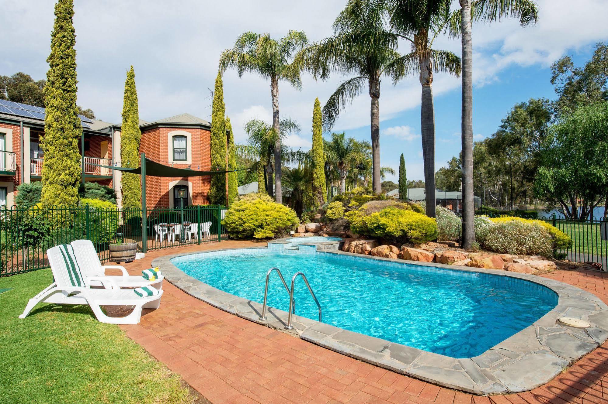 Clare Country Club Hotel Buitenkant foto