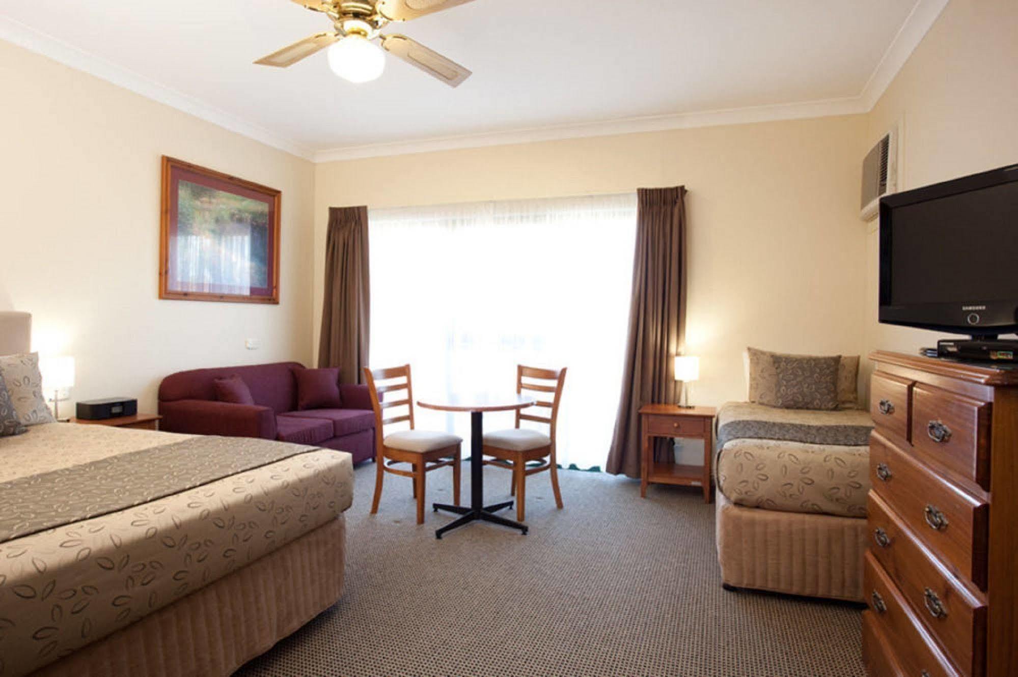 Clare Country Club Hotel Buitenkant foto