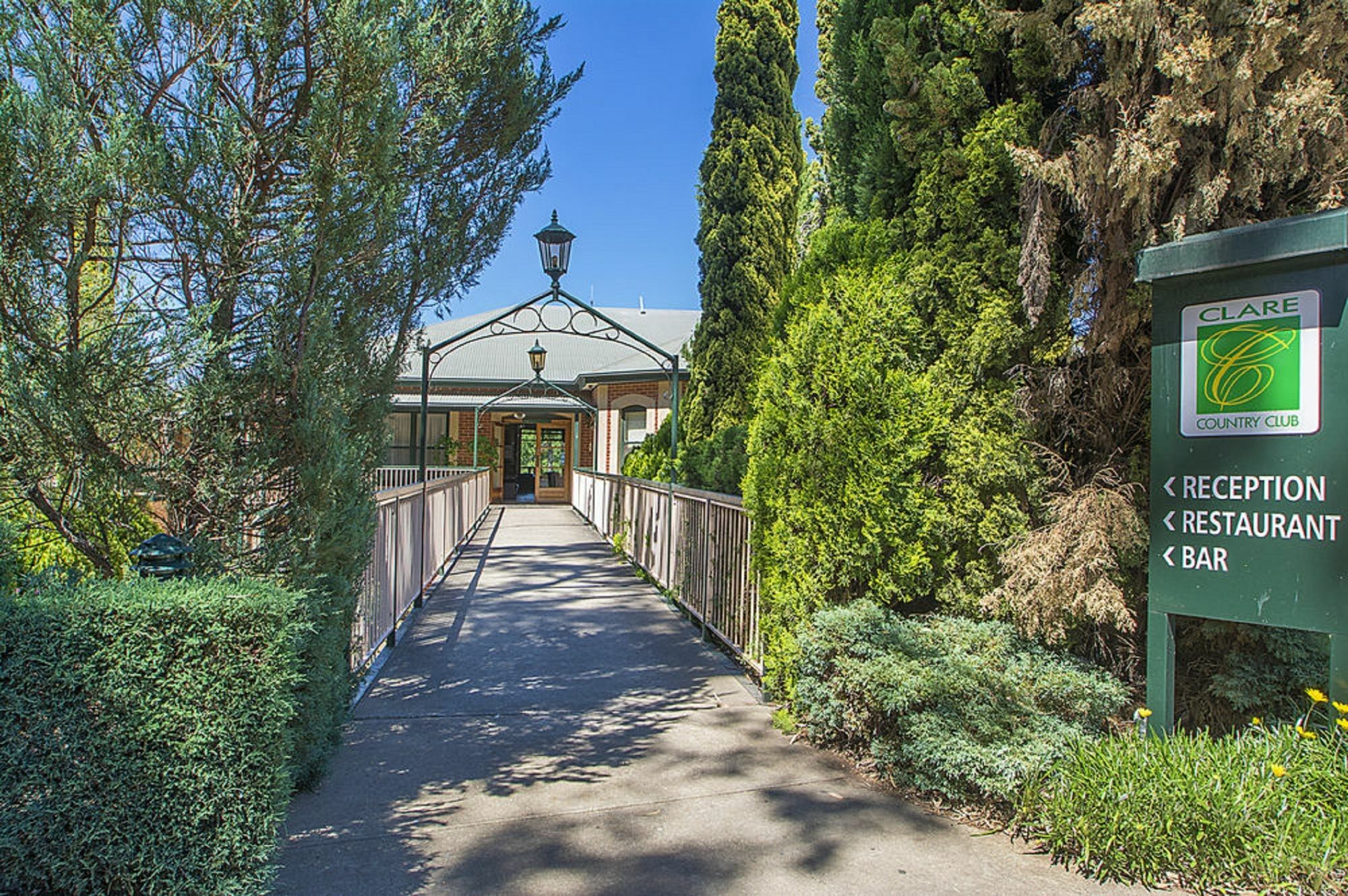 Clare Country Club Hotel Buitenkant foto