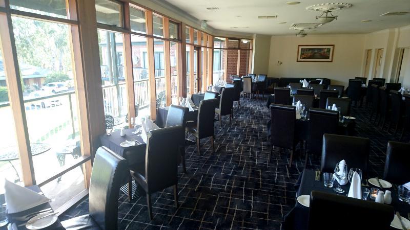 Clare Country Club Hotel Buitenkant foto